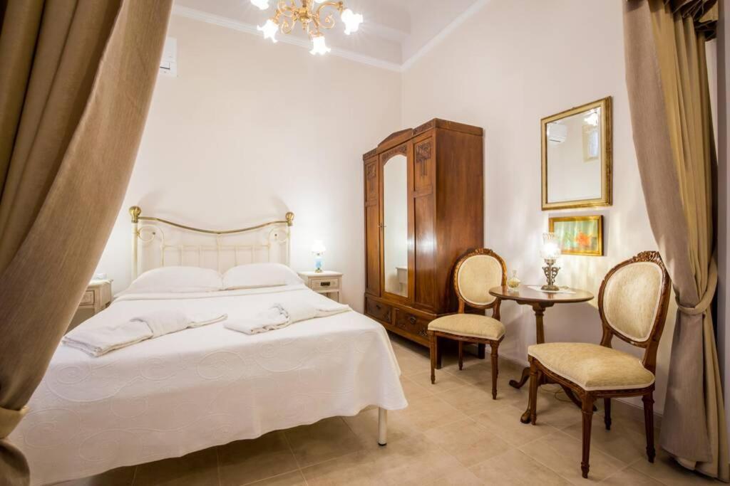 Neoclassical Apartment With 2 Bedrooms In Piräus Exterior foto