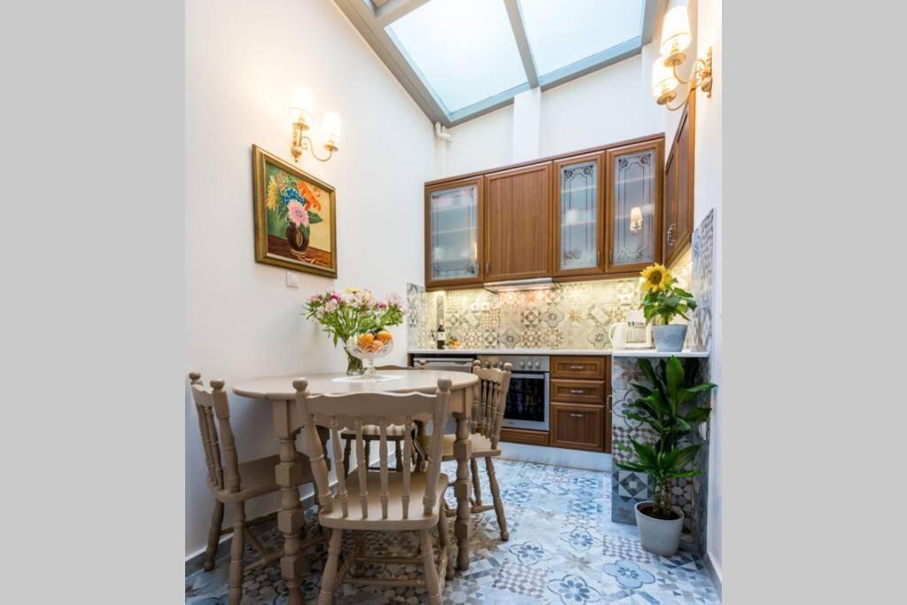 Neoclassical Apartment With 2 Bedrooms In Piräus Exterior foto