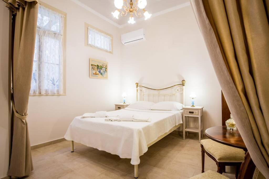 Neoclassical Apartment With 2 Bedrooms In Piräus Exterior foto