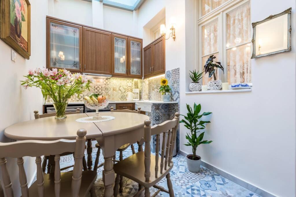 Neoclassical Apartment With 2 Bedrooms In Piräus Exterior foto