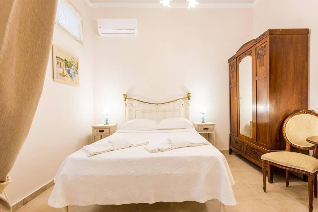 Neoclassical Apartment With 2 Bedrooms In Piräus Exterior foto